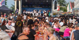 Musik, Begegnung und Sommerwetter: Das Internationale Straßenfest zieht zahlreiche Besucher auf den Sindelfinger Marktplatz.
